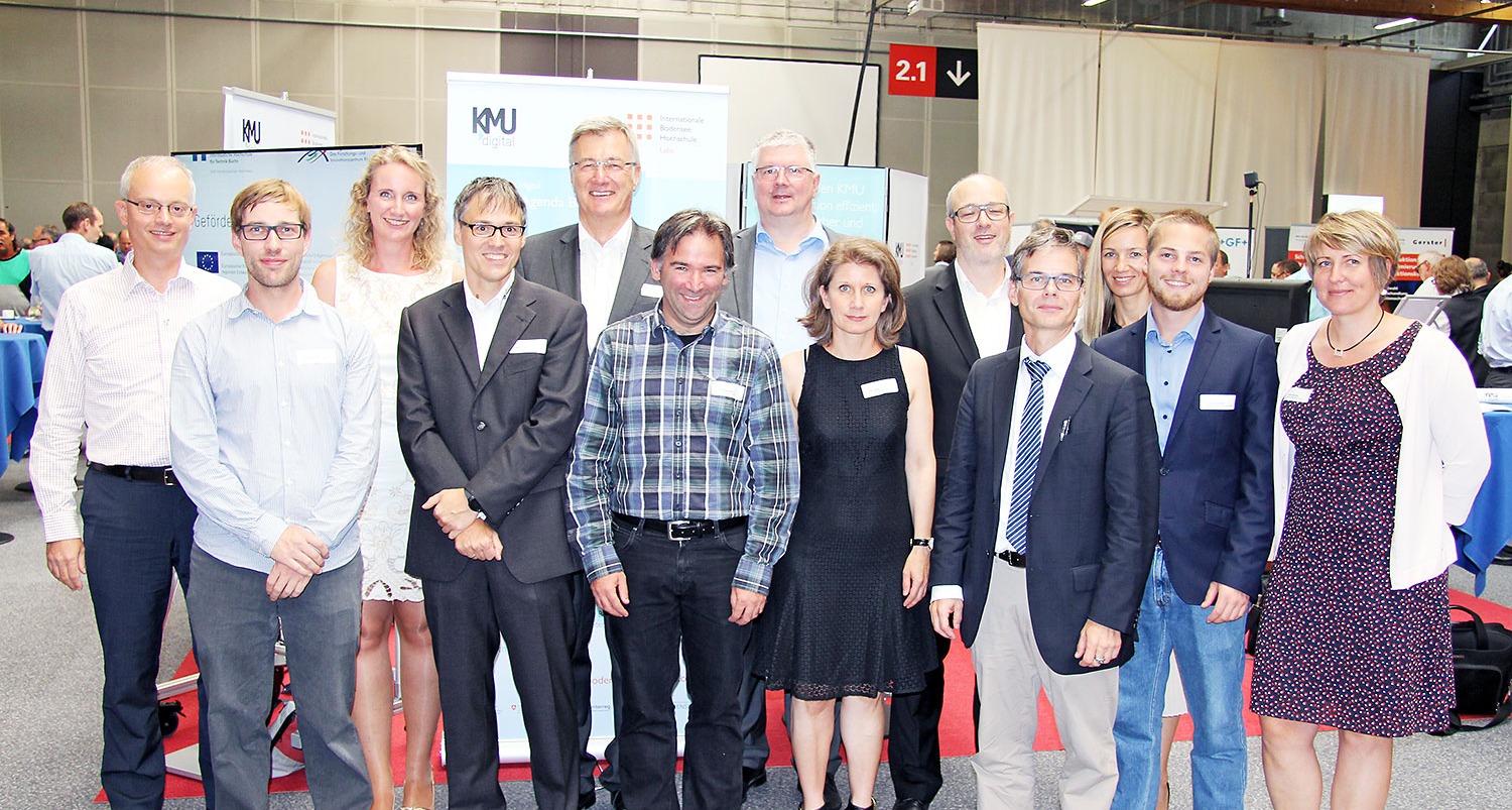 Am KMUdigital-Stand v.l.: Dr. Jürg Meierhofer, Sebastian Potzel, Alexandra Boger, Prof. Dr. Marcus Kurth, Prof. Dr. Jürgen Prenzler, Prof. Dr. Harold Tiemessen, Prof. Dr. Peter Jaeschke, Prof. Dr. Petra Kugler, Prof. Guido Piai, Prof. Dr. Christian Thiel, Olga Ramanouskaya, Christopher Köhler, Dr. Yvonne Schröder | Bild: Urs Heiz, Projektleitung OTS